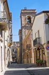 Una via del centro storico di Deliceto, in provincia di Foggia (Puglia).
