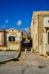 Una via del centro storico di Donnalucata in Sicilia