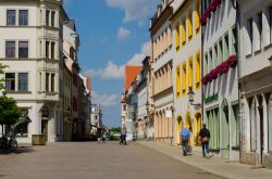 Una via del centro storico di Freiberg, Germania, con palazzi antichi e eleganti edifici affacciati - © Neja Hrovat / Shutterstock.com