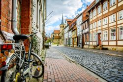 Una via del centro storico di Goslar fotografata dopo la pioggia, Sassonia (Germania).
