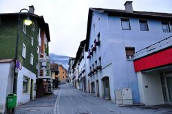 Una via del centro storico di Imst, Tirolo, Austria, nel tardo pomeriggio.

