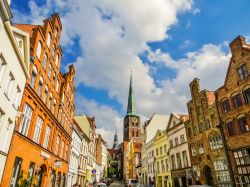 Una via del centro storico di Lubecca con antichi palazzi e edifici, Germania - © Stefano Zaccaria / Shutterstock.com