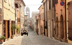 Una via del centro storico di mondaino, borgo ...