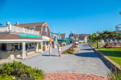 Una via del centro storico di Montauk, Long Island (USA) con ristoranti e locali - © Elzbieta Sekowska / Shutterstock.com