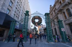 Una via del centro storico di Monterrey, Messico: qui si affacciano negozi e attività commerciali - © Barna Tanko / Shutterstock.com
