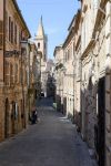 Una via del centro storico di Ripatransone, Marche, Italia. Questa bella città d'arte vanta strutture museali e vive di turismo e agricoltura emergendo nella produzione dell'olio ...