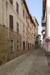 Una via del centro storico di Rocca Grimalda in Piemonte