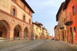 Una via del centro storico di Saluzzo in Piemonte