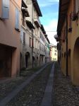 Una via del centro storico di San Martino del Rio - © Bucaramango - CC BY-SA 3.0, Wikipedia