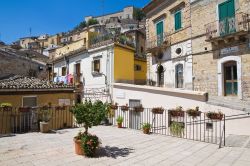 Una via del centro storico di Sant'Agata di Puglia, Italia. Un grazioso scorcio fotografico di questa cittadina il cui cuore medievale si è sviluppato attorno al castello e a piazza ...