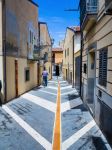 Una via del centro storico di Santo Stefano di Camastra in Sicilia - © Fabio Michele Capelli / Shutterstock.com