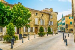 Una via del centro storico di Villeneuve-les-Avignon, Francia.

