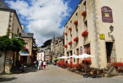 Una via del villaggio di Rochefort-en-Terre, Francia Settentrionale - © Joe Tabacca / Shutterstock.com