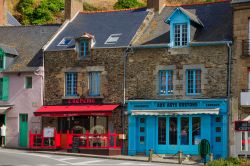 Una via della cittadina di Cancale con attività commerciali, Francia. Questa bella località adagiata all'estremità occidentale della baia di Mont-Saint-Michel è ...