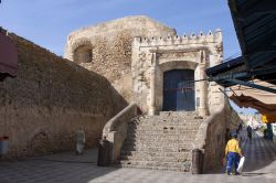 Una via della medina di Asilah, nord del Marocco. Quartiere tradizionale delle città arabe, la medina è anche uno dei luoghi più frequentati dai turisti. Ad Asilah è ...