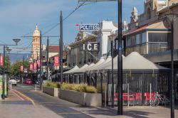 Una via dello shopping a Holdfast Bay, Glenelg (Australia): è una graziosa cittadina di mare sobborgo di Adelaide - © DinoPh / Shutterstock.com