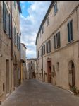 Una via deserta del centro storico di Trequanda in Toscana