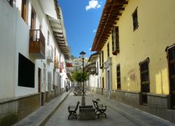 Una via di Cajamarca, Perù. Una caratteristica strada di questa città del nord dello stato peruviano, situata sulle montagne a un'altitudine di 2700 metri sul livello del mare. ...