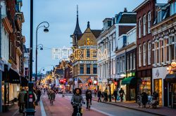 Una via di Haarlem (Olanda) di sera durante le feste di Natale - © Dalibor Milasinovic / Shutterstock.com