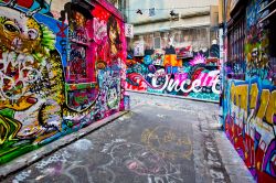 Una via di Melbourne, stato di Victoria, con graffiti sui muri dei palazzi (Australia) - © Neale Cousland / Shutterstock.com