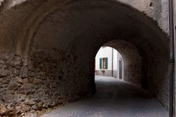 Una via nel borgo di Castelnuovo Magra in Liguria
