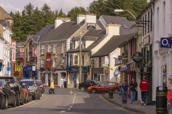 Una via nel centro di Donegal in Irlanda - © Rob Crandall / Shutterstock.com