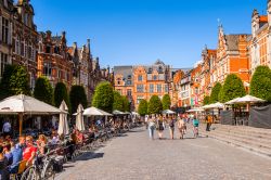 Una via pedonale del centro cittadino di Leuven, Belgio, in estate con gente in relax nei caffé all'aperto - © Anton_Ivanov / Shutterstock.com
