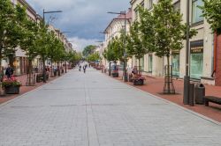 Una via pedonale del centro di Siauliai, nord della Lituania, in una giornata con il cielo grigio - © Matyas Rehak / Shutterstock.com