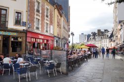Una via pedonale di Rennes con bar e locali all'aperto (Francia).
