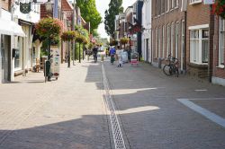 Una via pedonale nel centro storico di Zoetermeer: questa graziosa cittadina olandese è una delle più popolose del paese - © lunopark / Shutterstock.com
