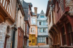 Una via pittoresca del centro cittadino medievale di Vitré in Francia
