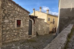 Una via tipica del borgo di Santo Stefano di Sessanio, L'Aquila, Abruzzo.
