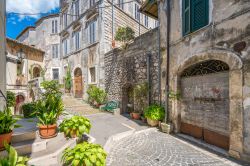 Una via tipica del centro storico di Fiuggi, Lazio.