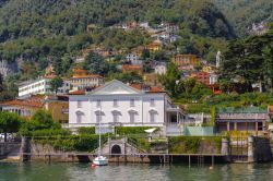 Una villa con molo privato a Moltrasio, lago di Como, Lombardia.
