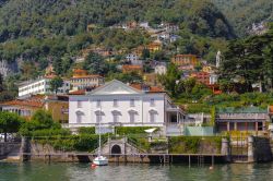 Una villa con molo privato a Moltrasio, lago di Como, Lombardia.
