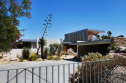 Una villa in stile moderno nella città di Palm Springs, California.
