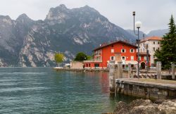 Una villetta dalla facciata rossa sul lago di Garda a Riva, Trentino Alto Adige - © 212159404 / Shutterstock.com
