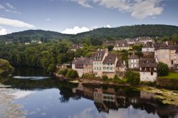 Una vista dalla Dordogna e il villaggio di Argentat in Aquitania (Francia)