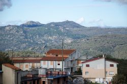 Una vista di Fonni in Sardegna e le cime del Gennargentu
