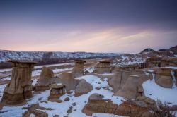 Una vista invernale dei calanchi di Drumheller in Alberta, Canada. Queste erosioni chiamate Hoodoo's sono state utilizzate come scenografia di alcune sequenze del film Revenant, di González ...