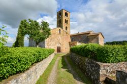 Una vista spettacolare della chiesa di San Giovanni Battista a Sovicille in Toscana - © DiegoMariottini / Shutterstock.com