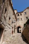 Una viuzza acciottolata nel centro storico di Pennabilli, Emilia Romagna. Sui vicoli interni della cittadina si affacciano molti degli antichi e eleganti palazzi di Pennabilli.

