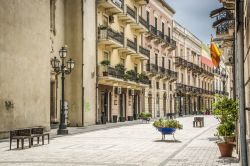 Una viuzza cittadina nel centro storico di Milazzo, Sicilia. Meta turistica e ideale punto di partenza per visitare le isole Eolie e il Parco dei Nebrodi, Milazzo ha il borgo antico fra i patrimoni ...