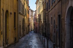 Una viuzza con pavimentazione a ciottoli a Ancona, centro storico (Marche) - © Francesco Bonino / Shutterstock.com