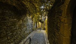 Una viuzza con pavimentazione in ciottoli nel centro storico di Morlaix, Francia.
