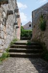 Una viuzza con scalini nel centro storico di Ston, Croazia. La città sorge 60 km a nord-ovest di Ragusa.

