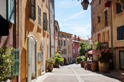 Una viuzza del borgo provenzale di Bormes-les-Mimosas, riviera francese. Si trova nel dipartimento del Var, nei pressi di Tolone - © EQRoy / Shutterstock.com