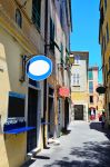 Una viuzza del centro di Arenzano (Genova) con attività commerciali e negozi, Liguria.
