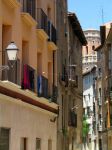 Una viuzza del centro di Tudela con le tradizionali case affacciate, Spagna. Sullo sfondo, la torre della cattedrale.

