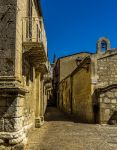 Una viuzza del centro medievale di Petralia Soprana con gli edifici in pietra, Sicilia.

